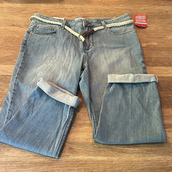 NWT St John's Bay classic capri Secretly Slender Jeans Size 14 w/ shirt - Picture 2 of 13